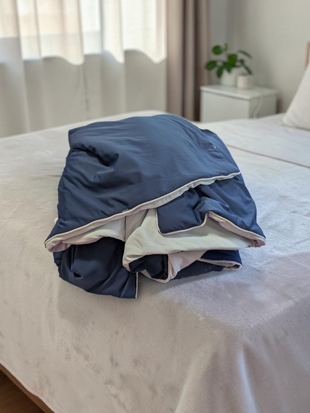 Boutique Reversible Cooling Comforter Navy & Light Blue Full/Queen 90x96 (EUC)